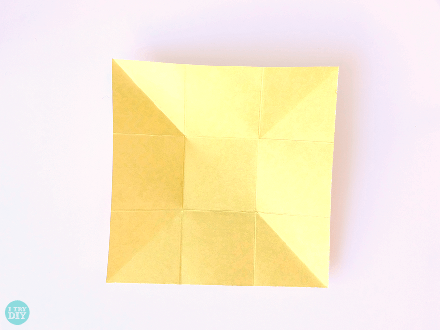 Конверт оригами-согните по обеим диагоналям
