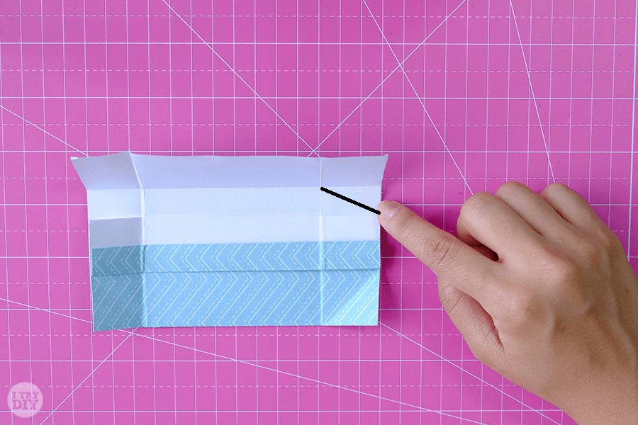 Оригами конверт для денег-загните боковые углы
