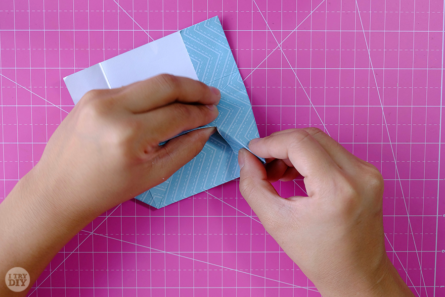 Оригами конверт для денег-загните клапан вниз