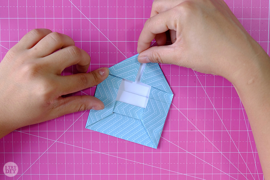 Оригами конверт для денег-загните правый угол