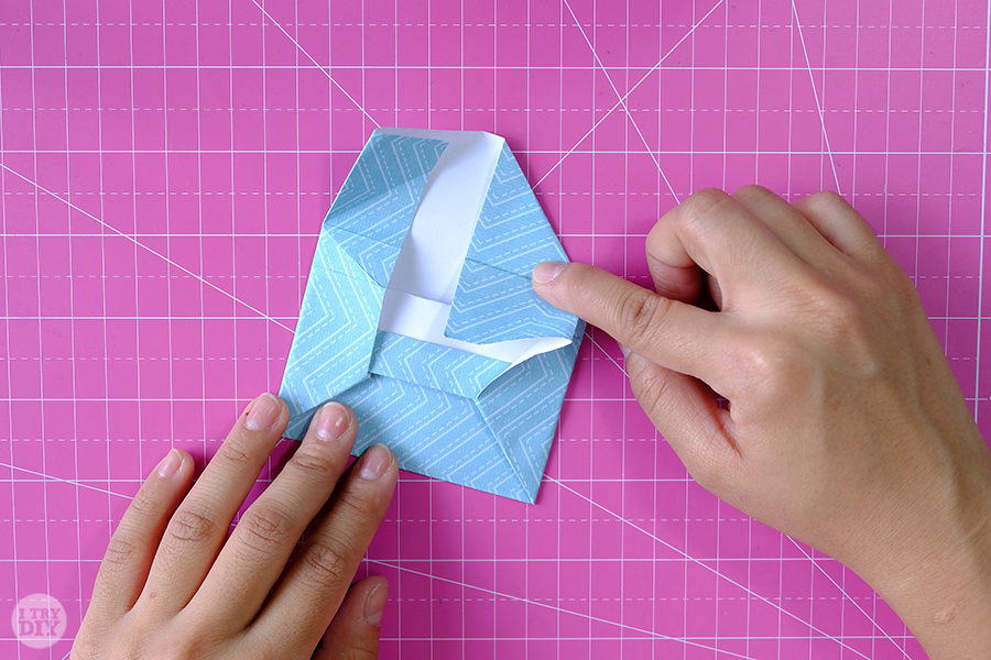 Оригами конверт для денег-загните правый угол по складкам
