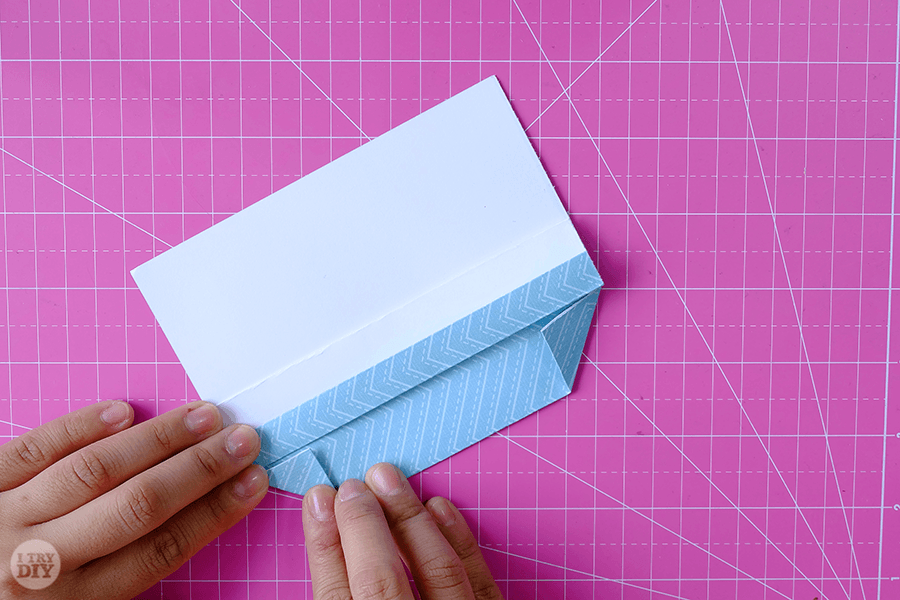 Оригами конверт для денег-загните левый уголок