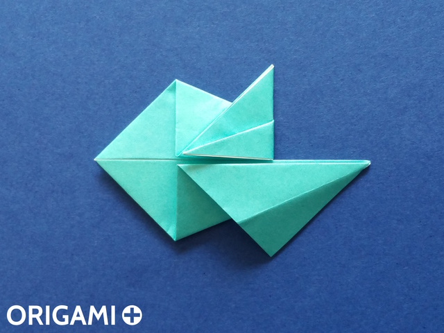 Оригами рибка-заверните верхний угол
