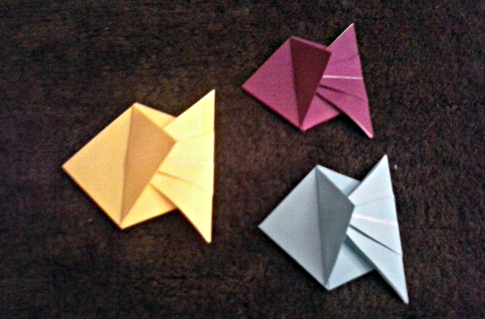 Оригами рибки простые на черном фоне