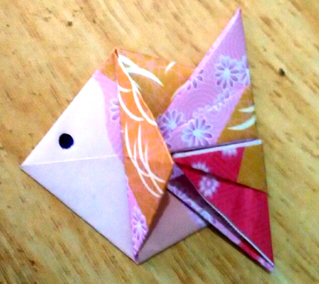 Оригами рибка из красивой бумаги