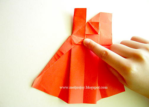 Платье оригами-загните верхнюю складку к середине