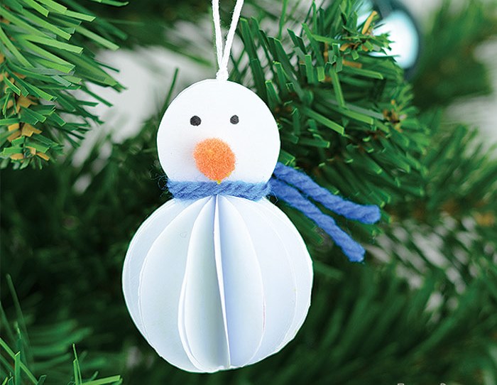 Снеговик из бумаги на елке
