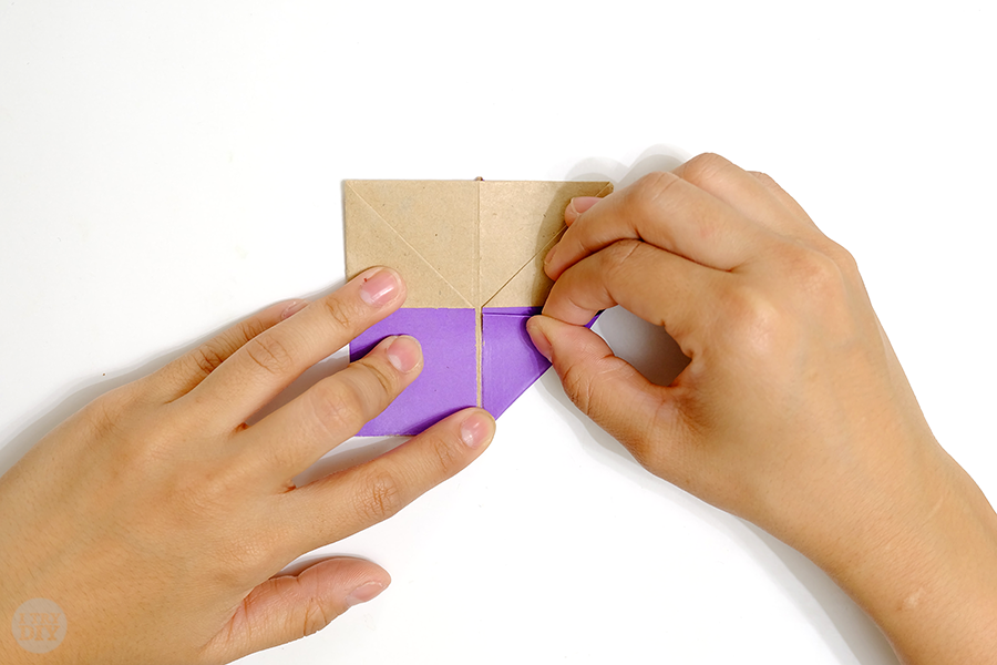 Оригами подставка для яиц-заверните правый нижний угол вверх