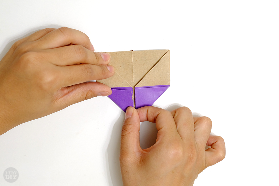 Оригами подставка для яиц-заверните левый угол вверх