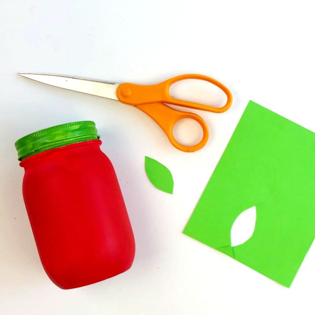 Как сделать карандашницу - вырежьте из зеленой бумаги листок