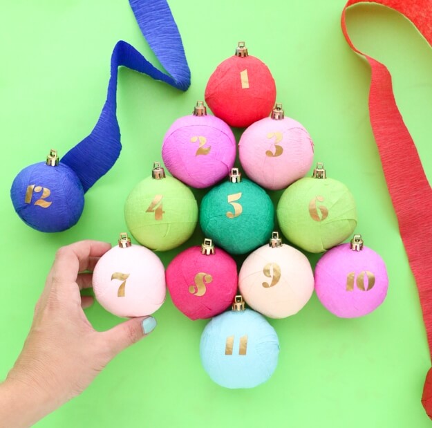 Как сделать анвент календарь из гофрированной бумаги - прикрепите на шары колпачки от новогодних игрушек