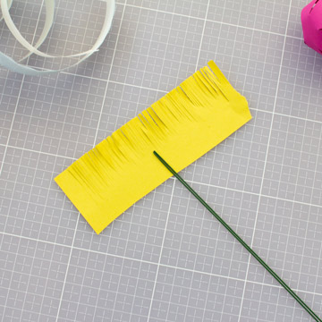 Тюльпаны из бумаги своими руками - оберните бумагу с разрезами вокруг флористической проволоки