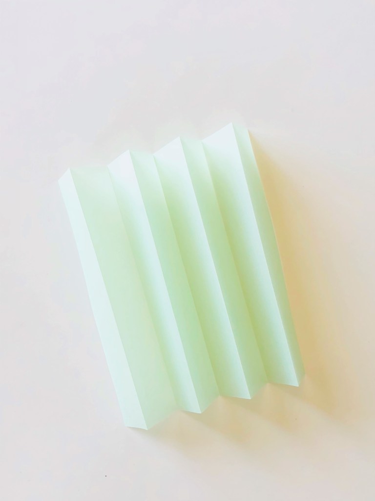 Елочные украшения из бумаги своими руками - согните картон гармошкой